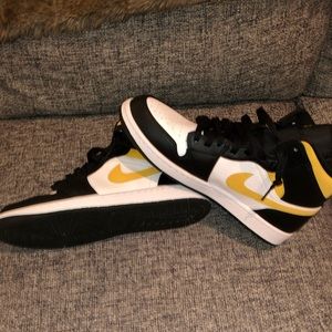 Jordan 1 mid white pollen black